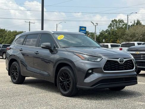 Used 2025 Toyota Highlander XLE FWD image 6