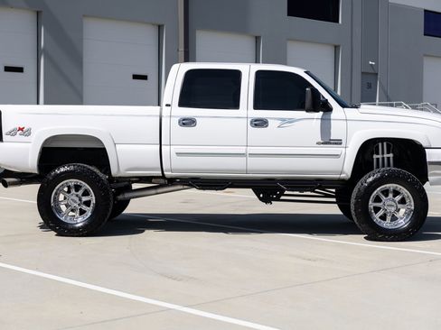 Used 2006 Chevrolet Silverado 2500 LT w/ Heavy-Duty Power Package image 16