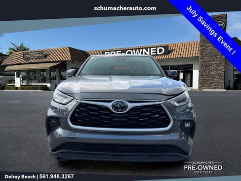 Used 2021 Toyota Highlander LE FWD image 2