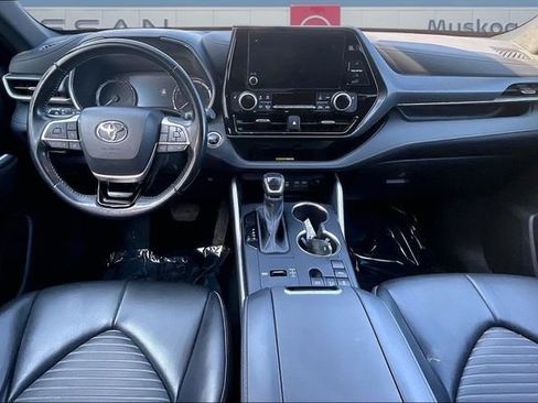 Used 2023 Toyota Highlander XSE FWD image 7