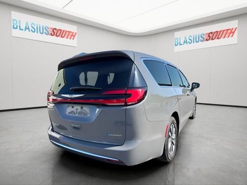 Used 2022 Chrysler Pacifica Touring-L FWD image 3
