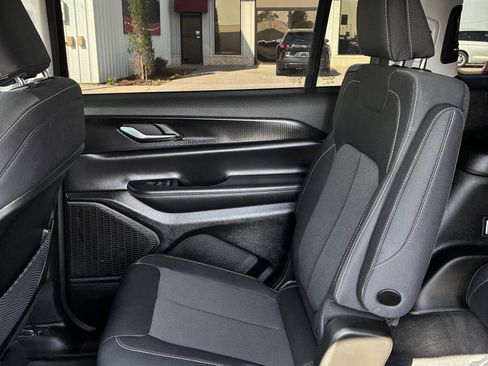 Used 2024 Jeep Grand Cherokee L Laredo image 11
