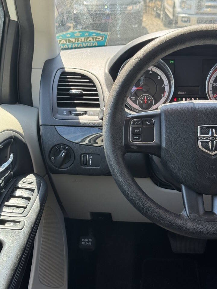 Used 2019 Dodge Grand Caravan SE w/ UConnect Hands-Free Group FWD image 12