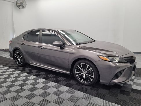 Used 2018 Toyota Camry SE FWD image 11