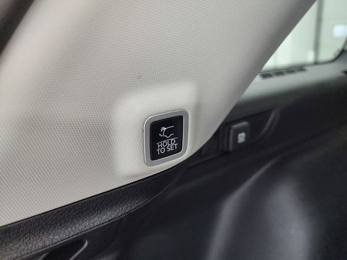 Used 2023 Jeep Grand Cherokee Limited w/ Black Appearance Package image 32