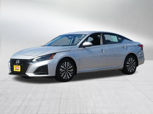 Used 2023 Nissan Altima 2.5 SV FWD image 3