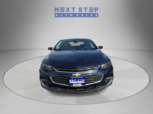 Used 2017 Chevrolet Malibu LT FWD image 2