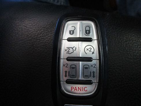 Used 2017 Chrysler Pacifica Touring-L image 41