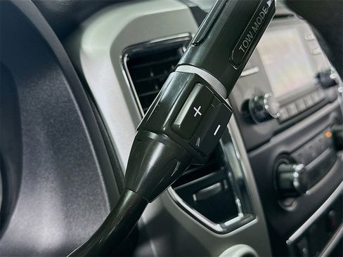 Used 2018 Nissan Titan SV image 17