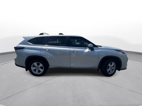 Used 2025 Toyota Highlander LE FWD image 5