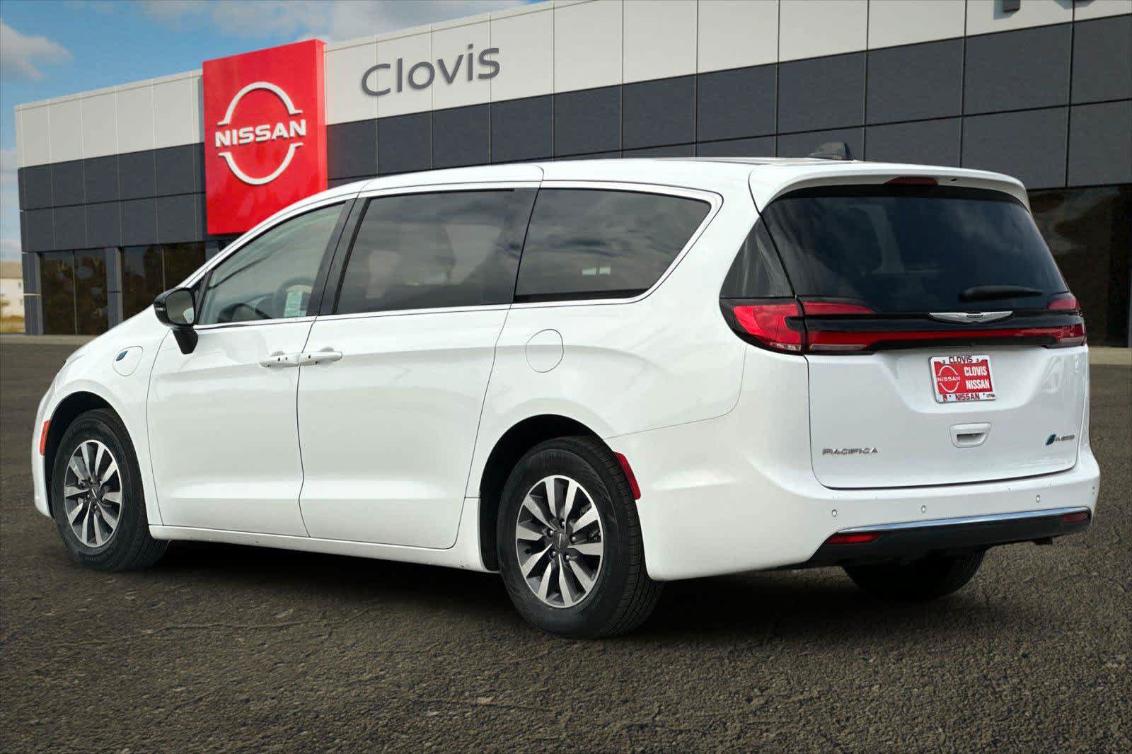 Used 2024 Chrysler Pacifica Limited FWD image 6