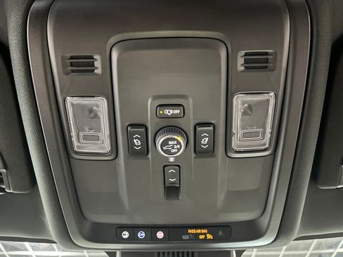 Used 2025 GMC Yukon XL Denali AWD/4WD image 23