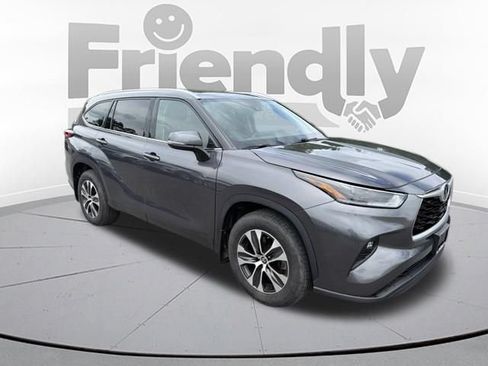 Used 2021 Toyota Highlander XLE AWD/4WD image 11