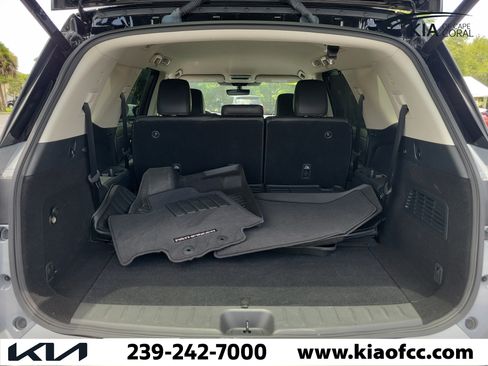 Used 2024 Nissan Pathfinder SL w/ Black Appearance Package FWD image 11