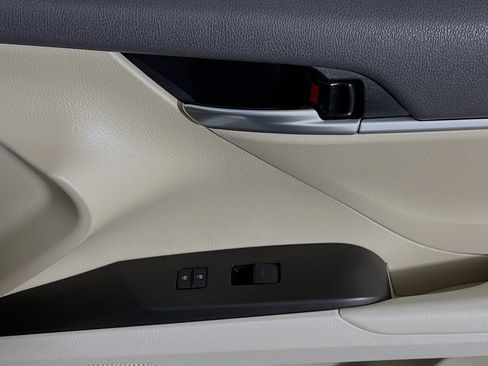 Used 2021 Toyota Camry LE image 31