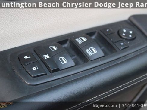 Used 2023 Chrysler Pacifica Touring-L image 10