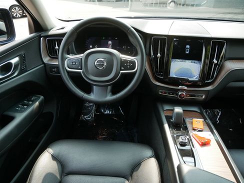 Used 2022 Volvo XC60 B5 Momentum AWD/4WD image 12