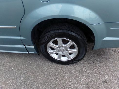 Used 2010 Chrysler Town & Country Touring FWD image 39