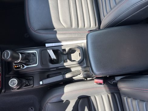 Used 2024 Jeep Gladiator Rubicon w/ Technology Group AWD/4WD image 29