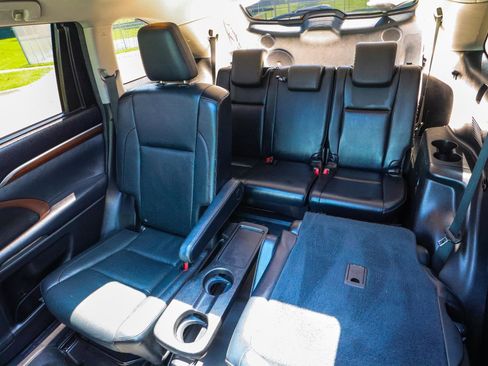 Used 2014 Toyota Highlander Limited Platinum AWD/4WD image 17