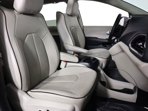 Used 2017 Chrysler Pacifica Platinum FWD image 50