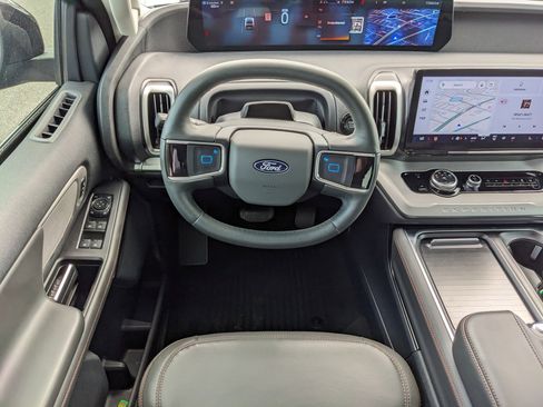 Used 2025 Ford Expedition Active image 16