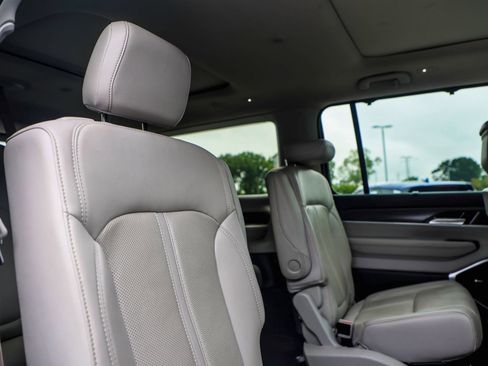 Used 2023 Jeep Wagoneer L Series III w/ Premium Group I AWD/4WD image 10