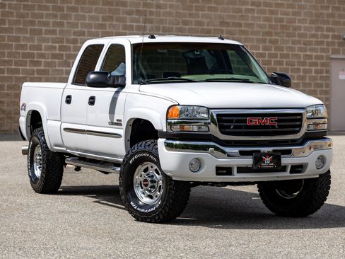 Used 2005 GMC Sierra 2500 SLE w/ Heavy-Duty Power Package AWD/4WD image 3