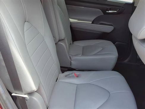 Certified 2020 Toyota Highlander XLE FWD image 26