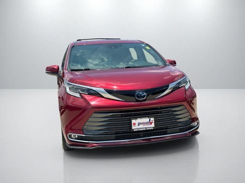 Certified 2023 Toyota Sienna Limited FWD image 2