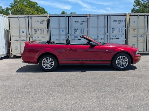 Used 2005 Ford Mustang Deluxe image 3