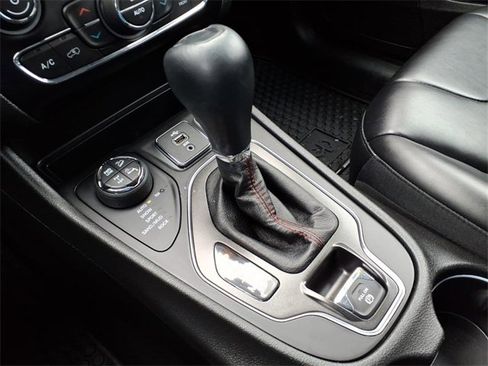 Used 2019 Jeep Cherokee Trailhawk w/ Cold Weather Group image 21