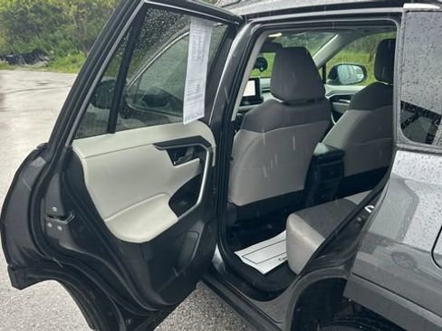 Used 2025 Toyota RAV4 XLE AWD/4WD image 30