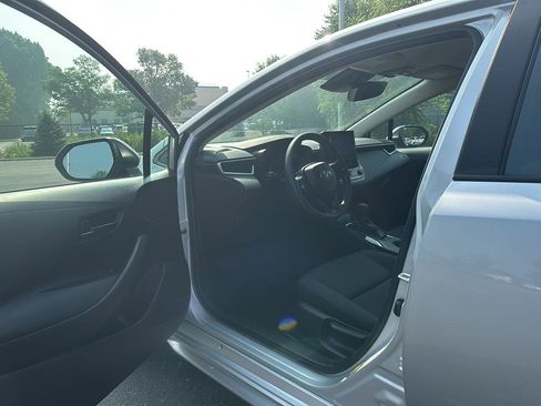 Used 2023 Toyota Corolla LE FWD image 2