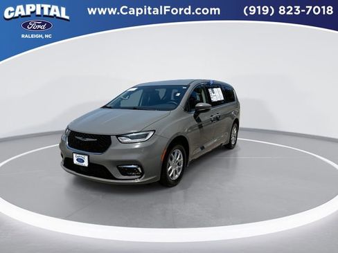 Used 2023 Chrysler Pacifica Touring-L FWD image 4