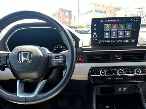 Used 2025 Honda Pilot Touring image 13