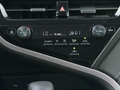 Used 2023 Toyota Camry SE FWD image 12
