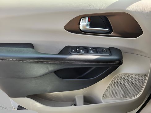 Used 2019 Chrysler Pacifica Touring Plus image 32