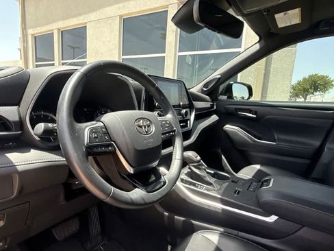 Used 2021 Toyota Highlander XSE FWD image 10