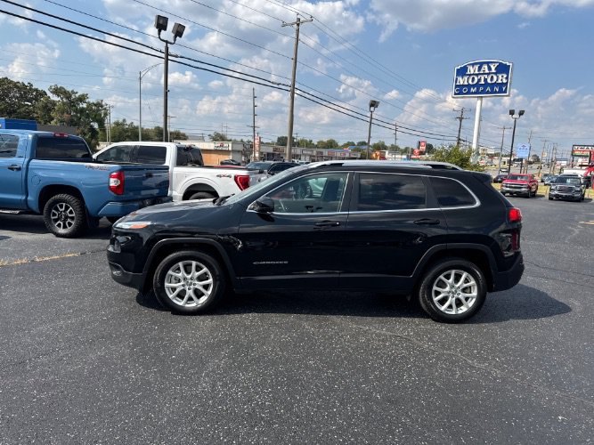 Used 2018 Jeep Cherokee Latitude w/ Cold Weather Group FWD image 2