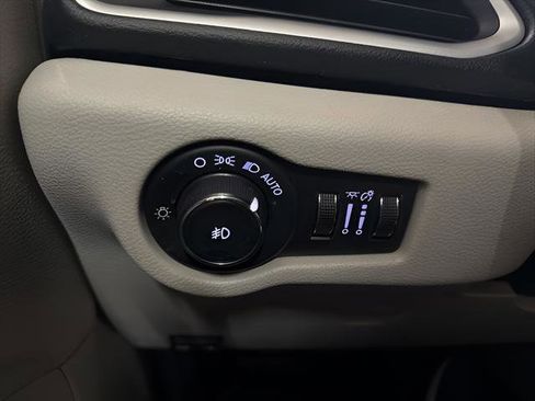 Used 2018 Chrysler Pacifica Touring-L FWD image 23