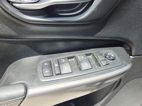 Used 2020 Jeep Cherokee Latitude Plus AWD/4WD image 34