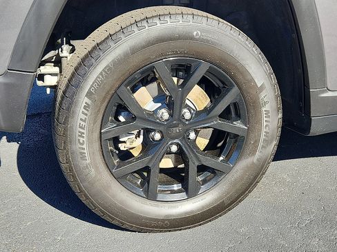 Certified 2025 Jeep Grand Cherokee Altitude image 8