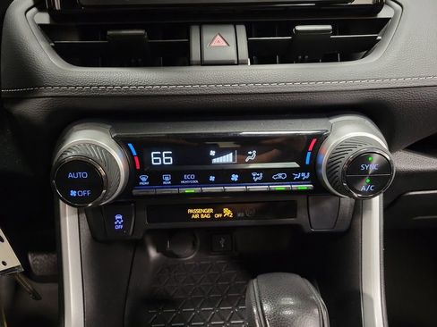 Used 2022 Toyota RAV4 LE AWD/4WD image 17