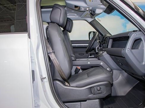 Used 2025 Land Rover Defender 110 S image 21