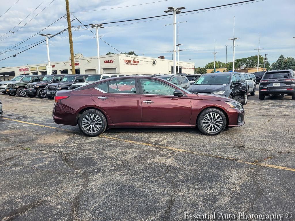 Used 2024 Nissan Altima 2.5 SV FWD image 15