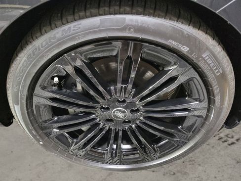 New 2025 Land Rover Range Rover Long Wheelbase SE image 11