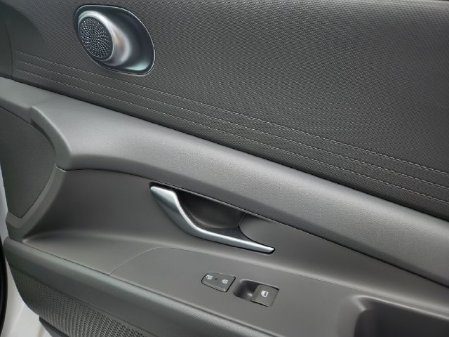 Certified 2025 Hyundai Elantra SE FWD image 15