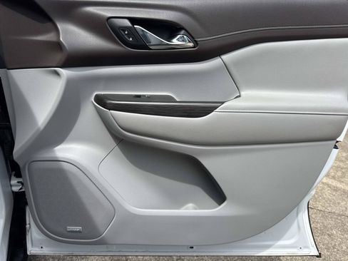 Used 2019 GMC Acadia SLT FWD image 13