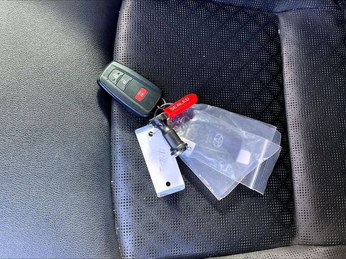 Used 2022 Toyota C-HR XLE image 11